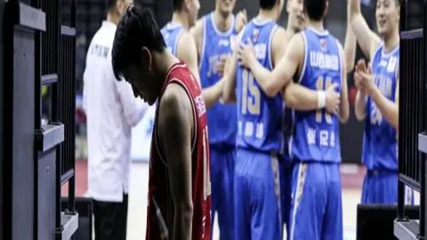 琼斯背身运球巧妙转身，空中轻松扣篮得分